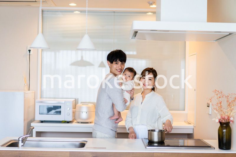 子育てと家事を分担する若いファミリー