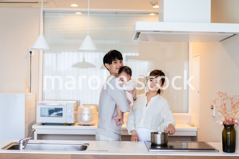 子育てと家事を分担する若いファミリー