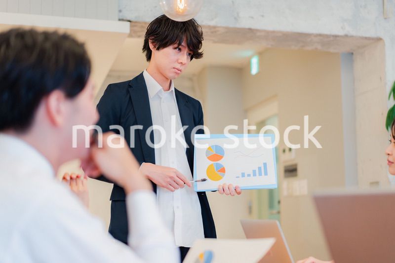 プレゼンテーションをする若手のビジネスマン