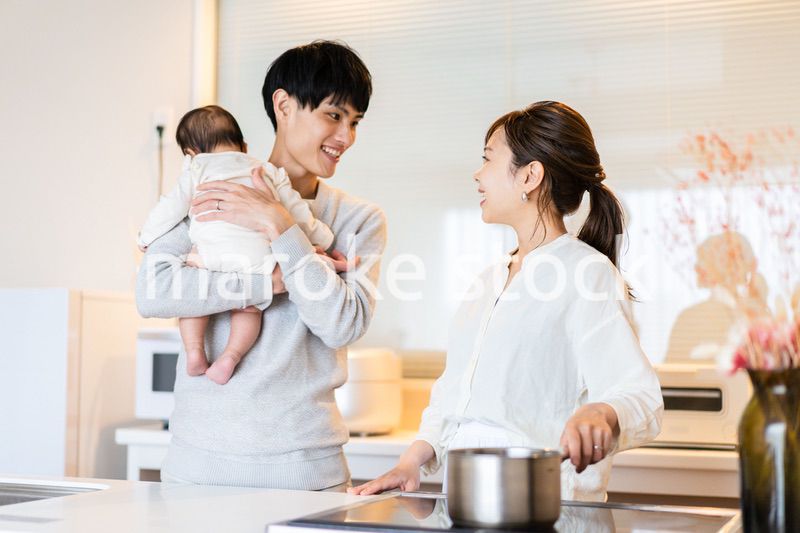 子育てと家事を分担する若いファミリー