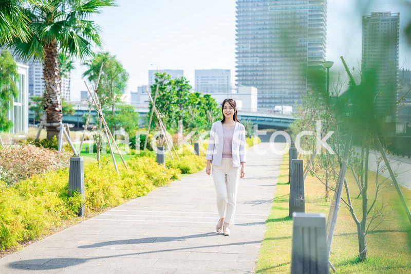 外を歩くビジネスウーマン