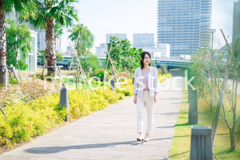 外を歩くビジネスウーマン