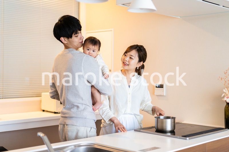 子育てと家事を分担する若いファミリー