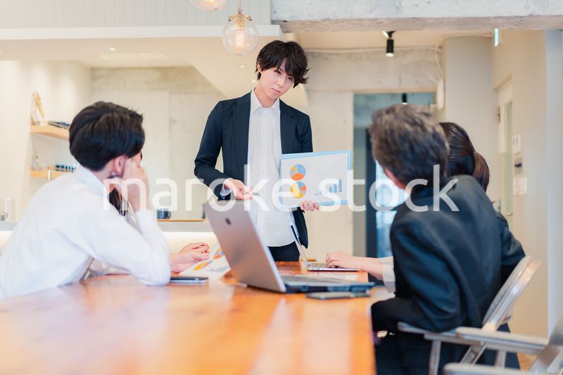 プレゼンテーションをする若手のビジネスマン