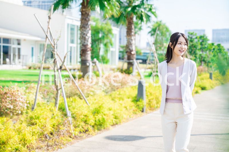 外を歩くビジネスウーマン