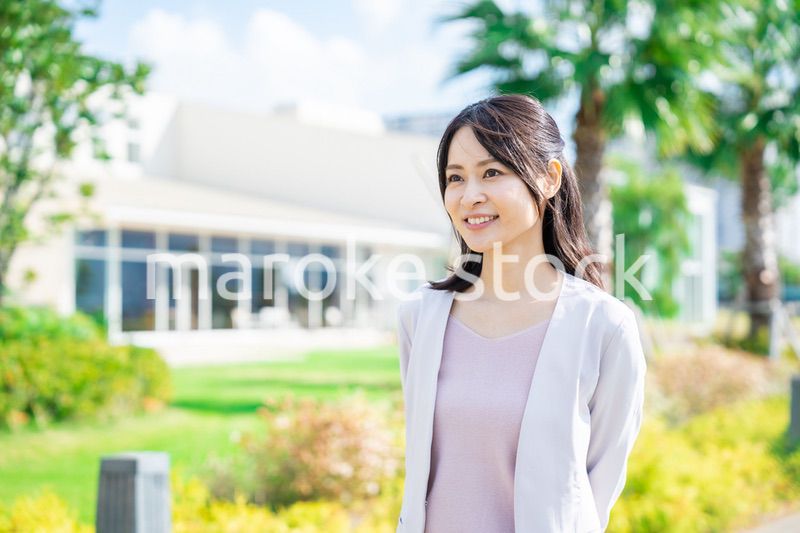 外を歩くビジネスウーマン