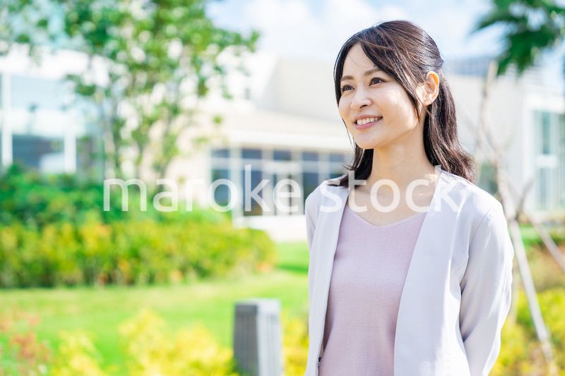 外を歩くビジネスウーマン