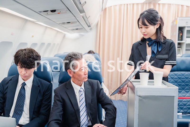 飛行機の機内で過ごす乗客