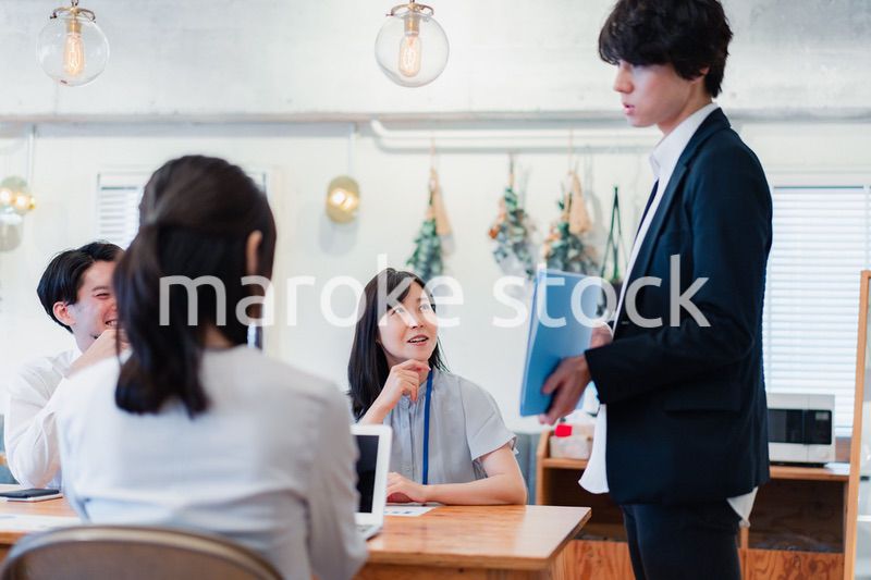 プレゼンテーションをする若手のビジネスマン