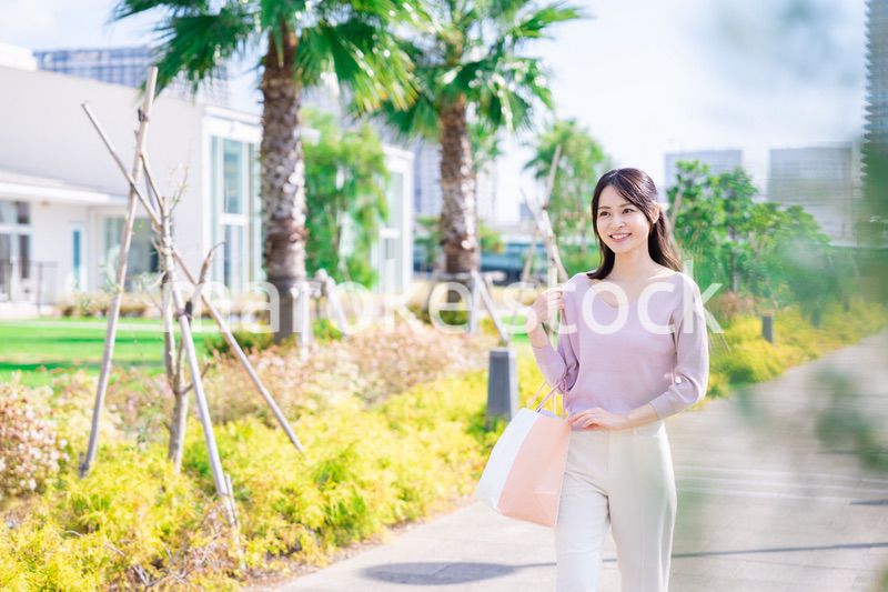 ショッピングモールで買い物をする若い女性