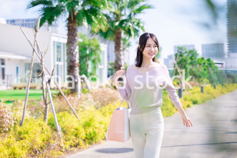 ショッピングモールで買い物をする若い女性