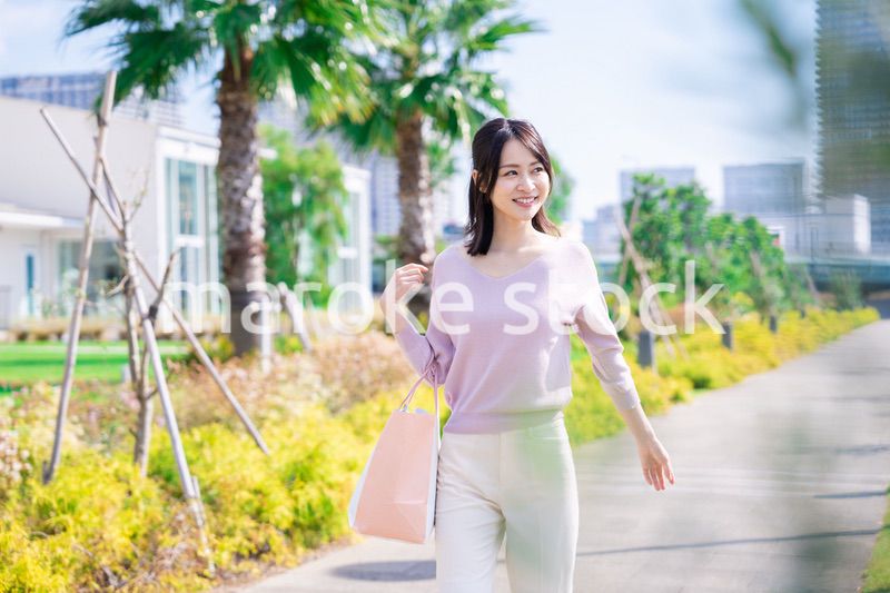 ショッピングモールで買い物をする若い女性