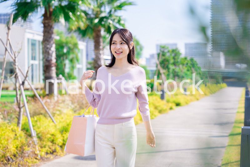 ショッピングモールで買い物をする若い女性