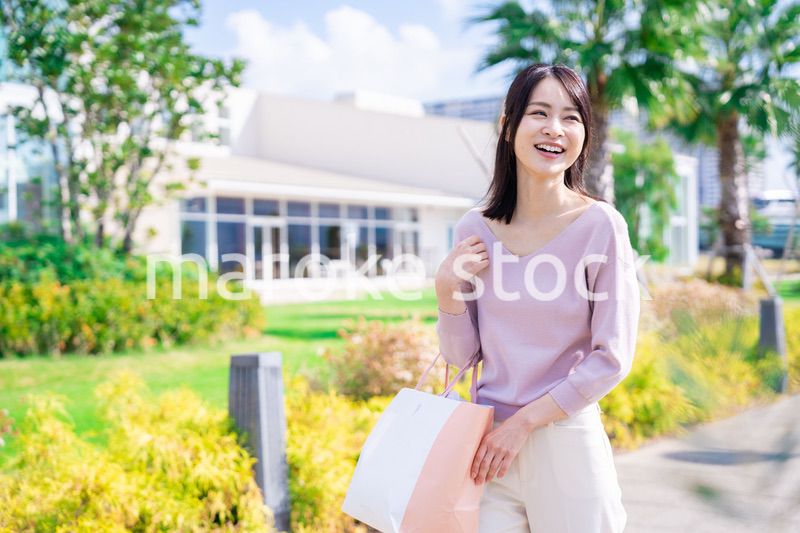 ショッピングモールで買い物をする若い女性