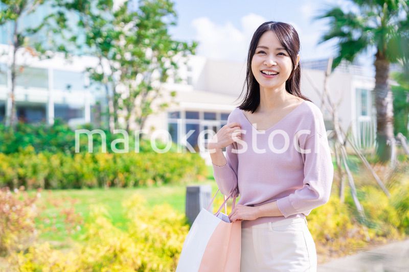 ショッピングモールで買い物をする若い女性