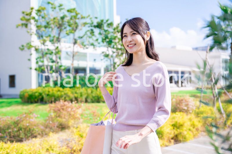 ショッピングモールで買い物をする若い女性