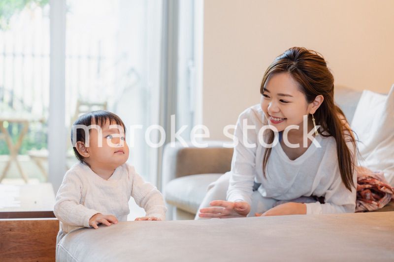 家で赤ちゃんと一緒に暮らすお母さん