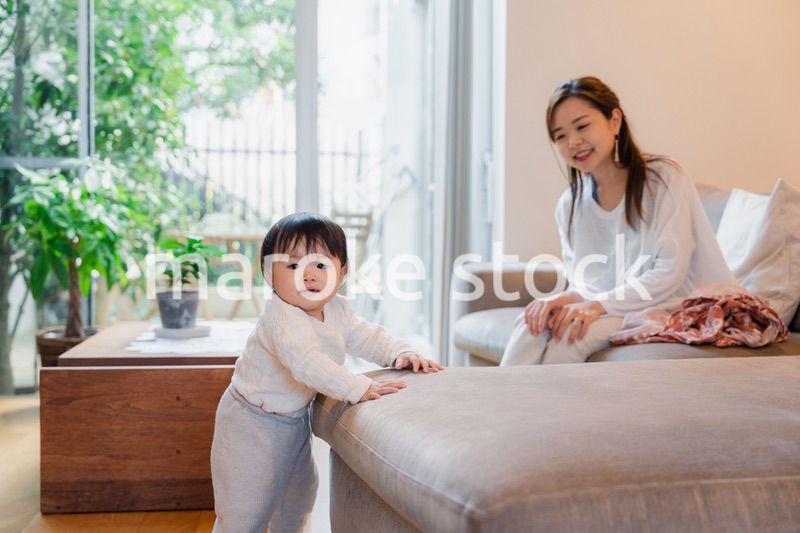 家で赤ちゃんと一緒に暮らすお母さん