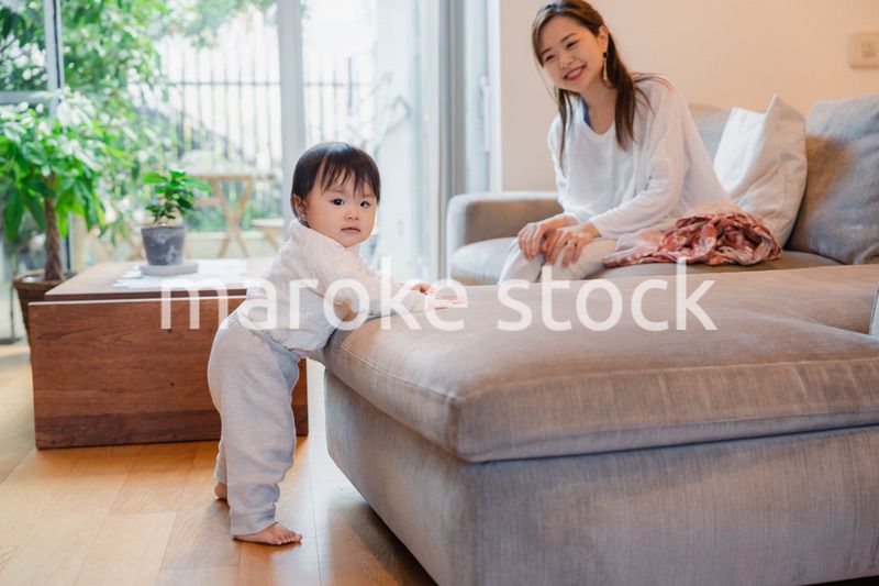 家で赤ちゃんと一緒に暮らすお母さん