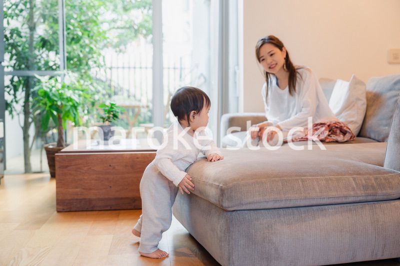 家で赤ちゃんと一緒に暮らすお母さん