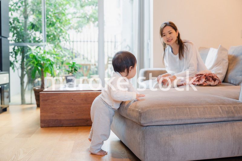 家で赤ちゃんと一緒に暮らすお母さん