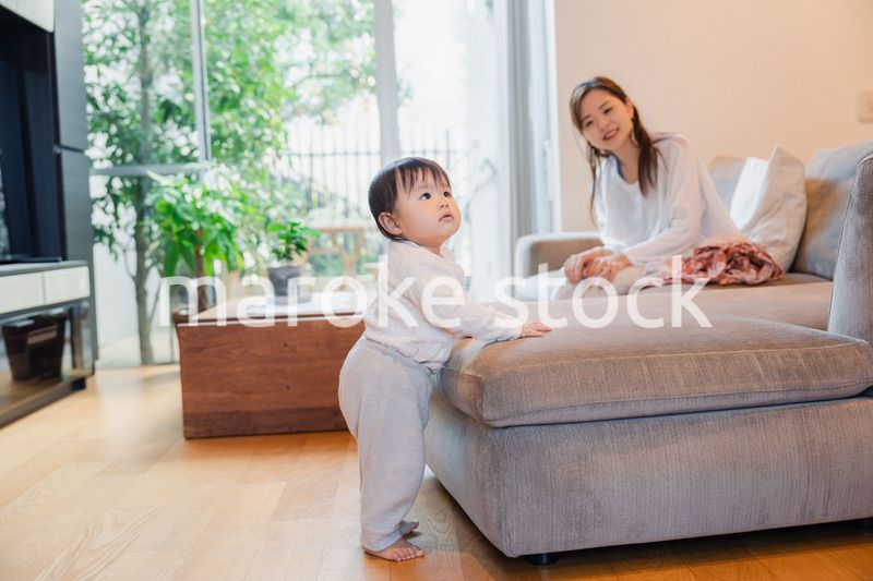 家で赤ちゃんと一緒に暮らすお母さん