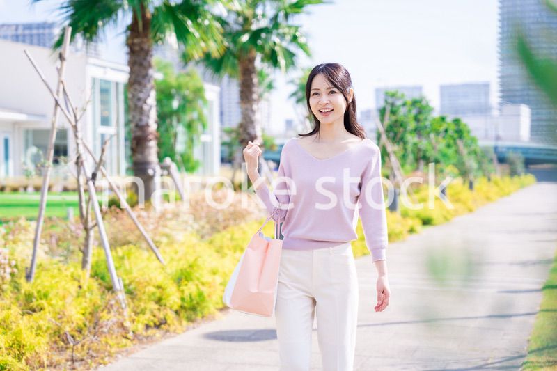 ショッピングモールで買い物をする若い女性