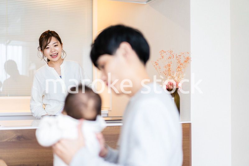 子育てと家事を分担する若いファミリー