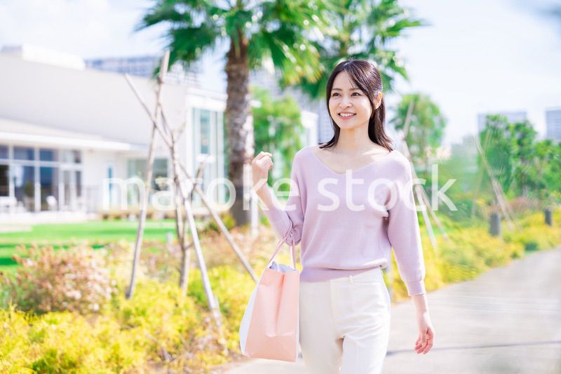ショッピングモールで買い物をする若い女性