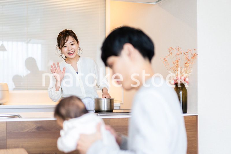 子育てと家事を分担する若いファミリー