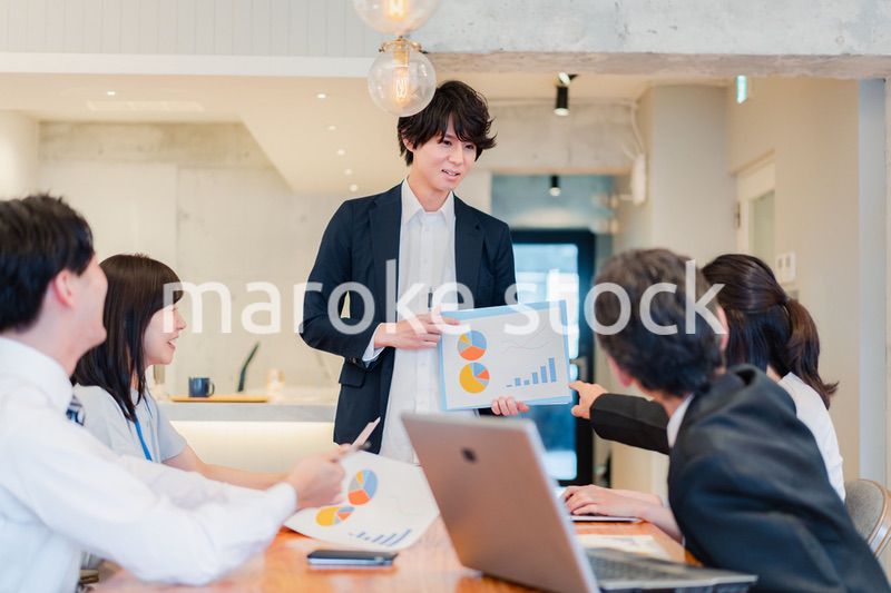 プレゼンテーションをする若手のビジネスマン