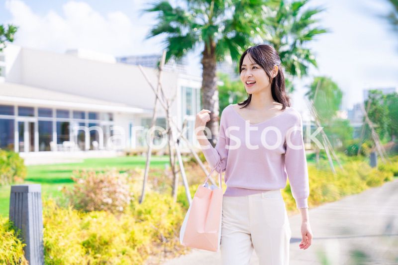 ショッピングモールで買い物をする若い女性