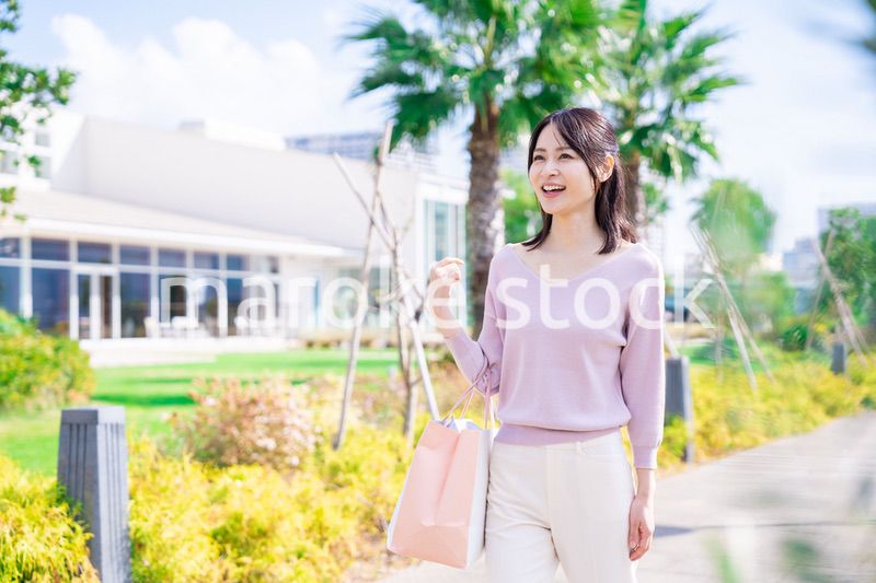 ショッピングモールで買い物をする若い女性