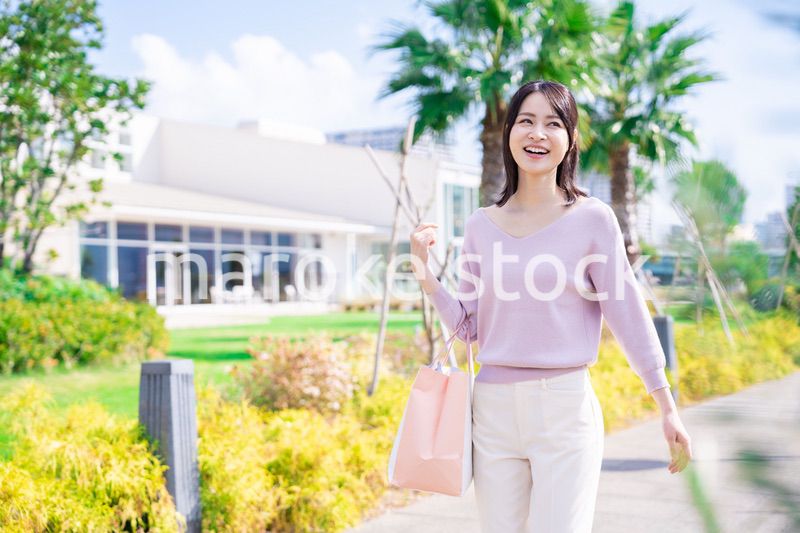 ショッピングモールで買い物をする若い女性