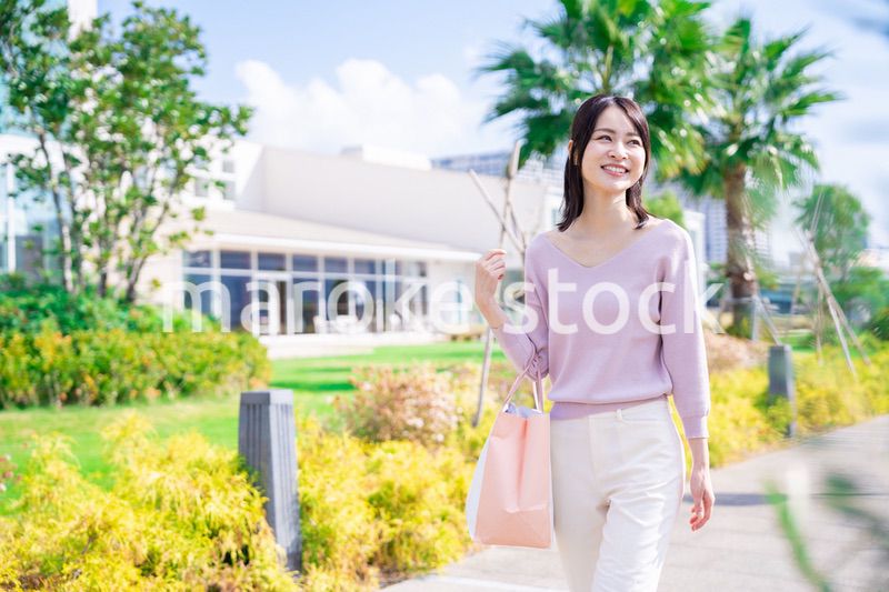 ショッピングモールで買い物をする若い女性