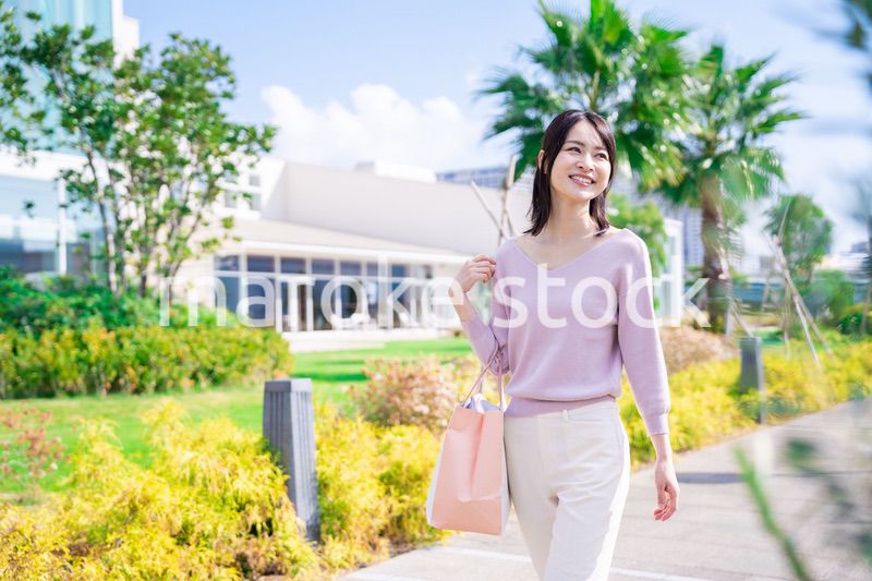 ショッピングモールで買い物をする若い女性