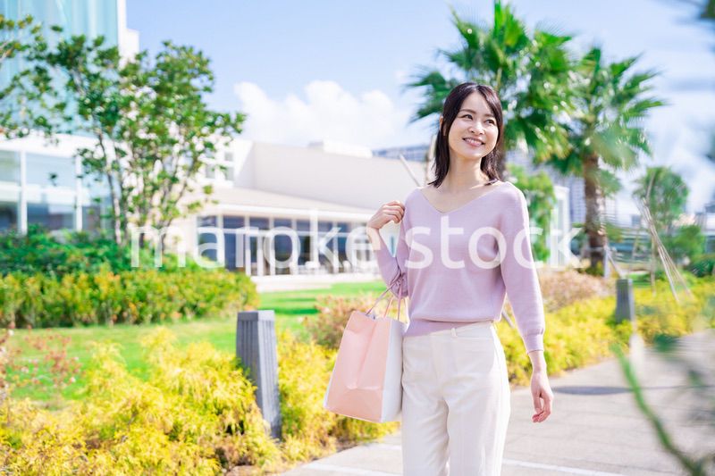 ショッピングモールで買い物をする若い女性