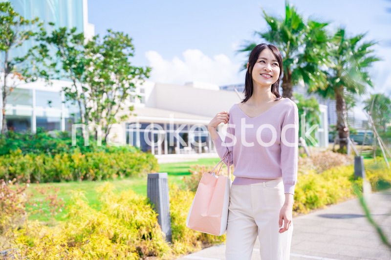 ショッピングモールで買い物をする若い女性