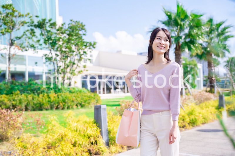 ショッピングモールで買い物をする若い女性