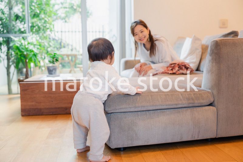 家で赤ちゃんと一緒に暮らすお母さん