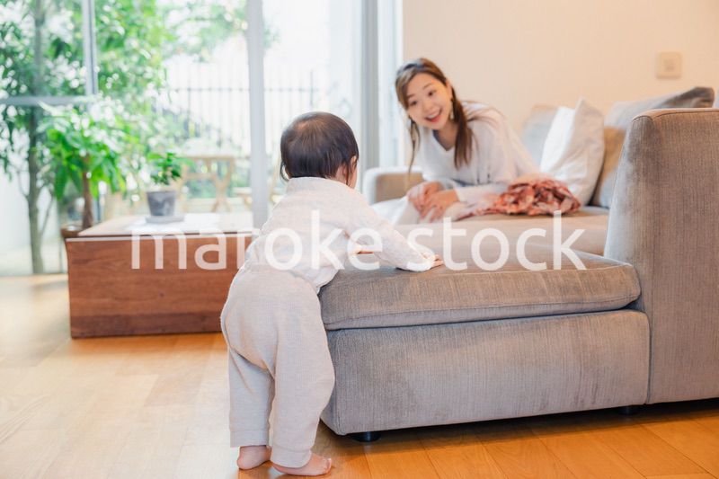 家で赤ちゃんと一緒に暮らすお母さん