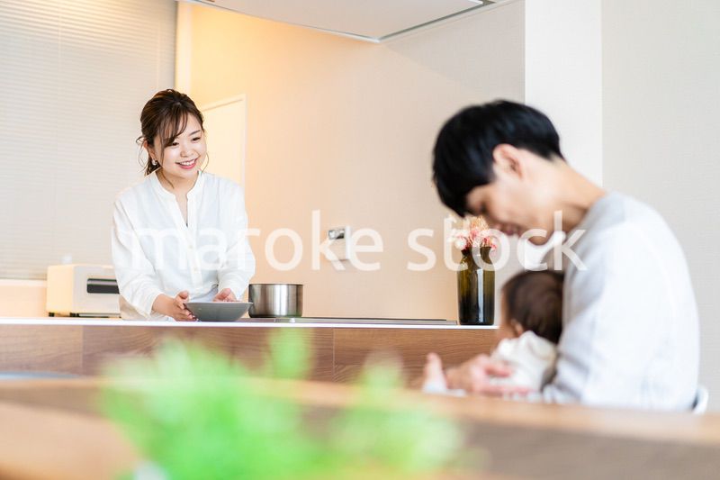 子育てと家事を分担する若いファミリー