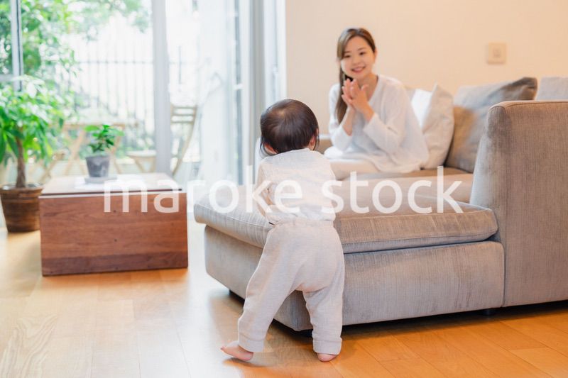 家で赤ちゃんと一緒に暮らすお母さん