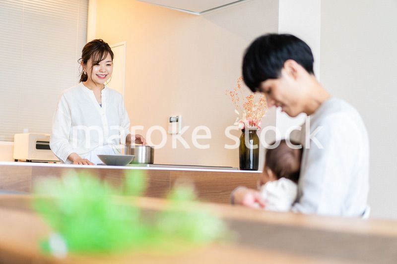 子育てと家事を分担する若いファミリー