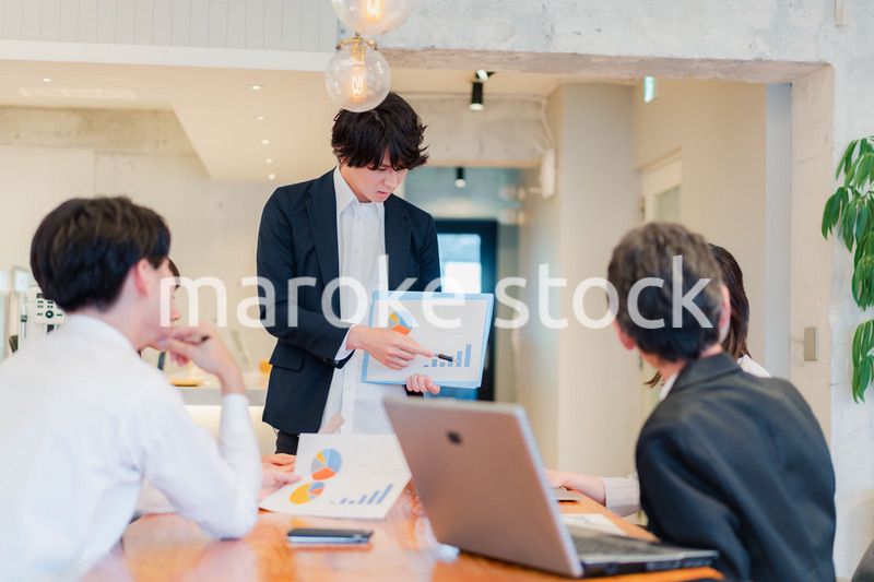 プレゼンテーションをする若手のビジネスマン