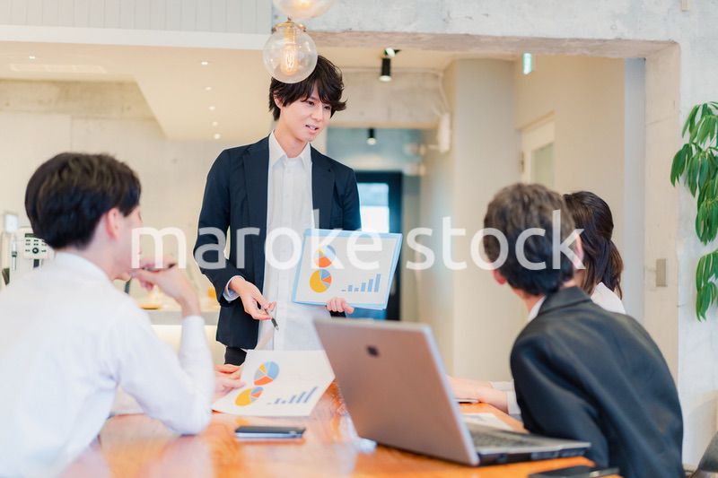 プレゼンテーションをする若手のビジネスマン