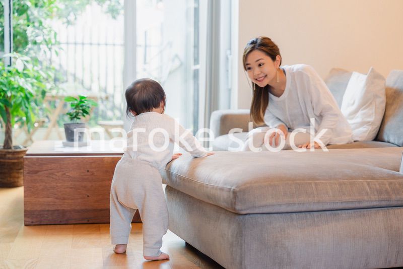 家で赤ちゃんと一緒に暮らすお母さん