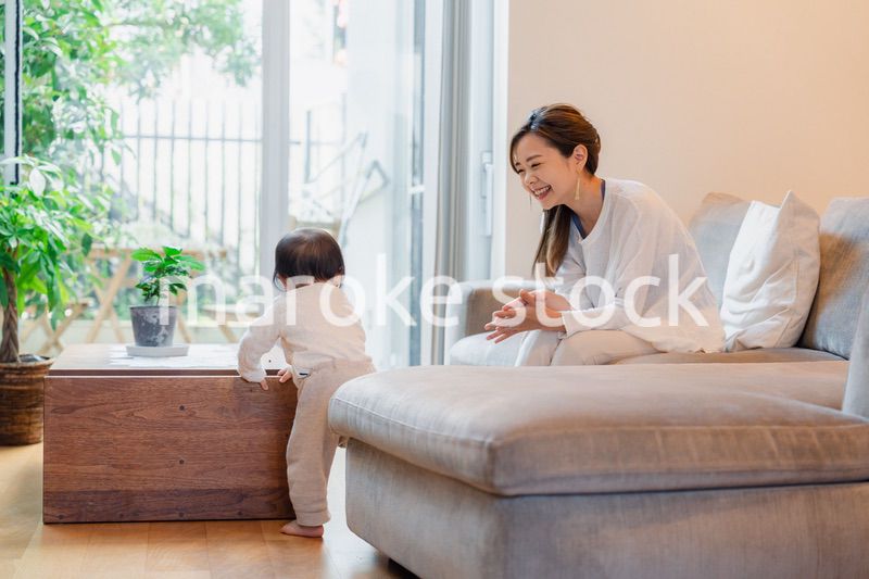 家で赤ちゃんと一緒に暮らすお母さん