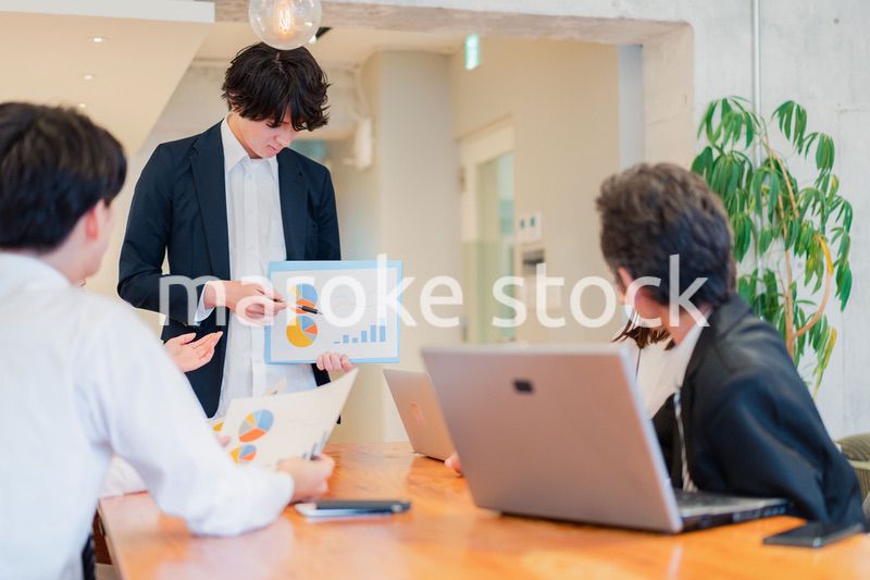 プレゼンテーションをする若手のビジネスマン