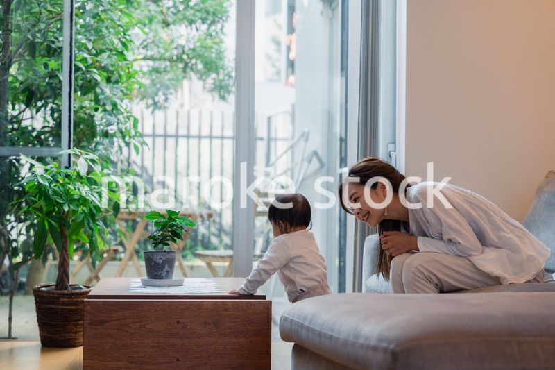 家で赤ちゃんと一緒に暮らすお母さん